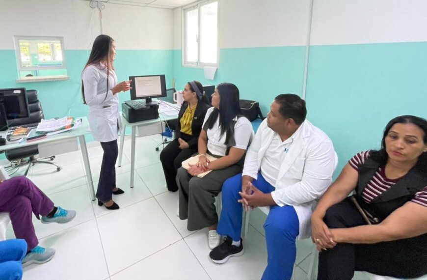 Hospital Municipal Pepillo Salcedo realiza charla sobre Pol&iacute;tica de Residuos y Reciclaje