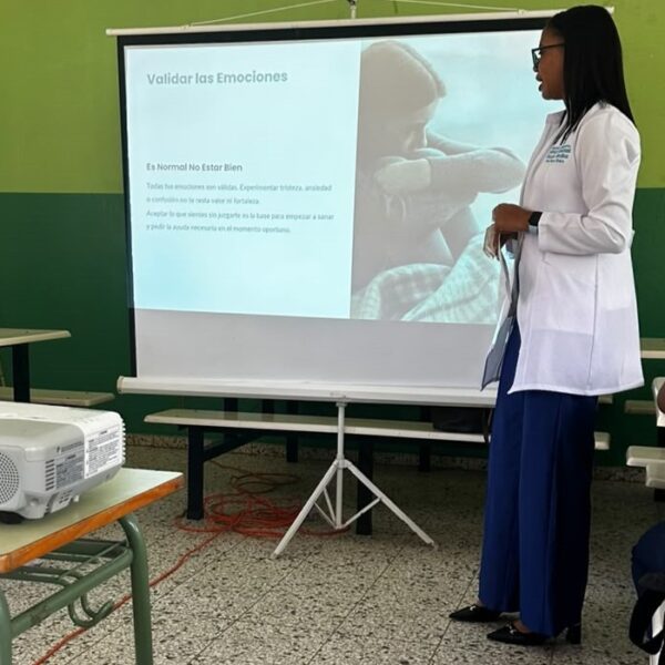Hospital Municipal Pepillo Salcedo imparte charla sobre prevenci&oacute;n del suicidio a estudiantes